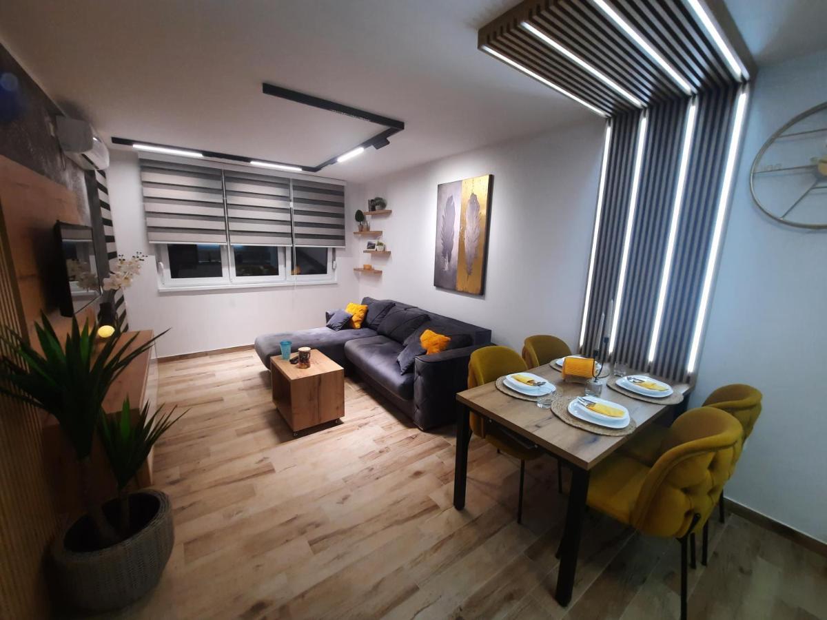 Apartman Lux-Besplatno Koriscenje Zasebne Garaze Sremska Mitrovica Eksteriør billede