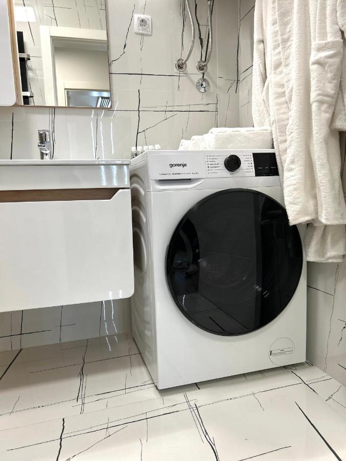 Apartman Lux-Besplatno Koriscenje Zasebne Garaze Sremska Mitrovica Eksteriør billede