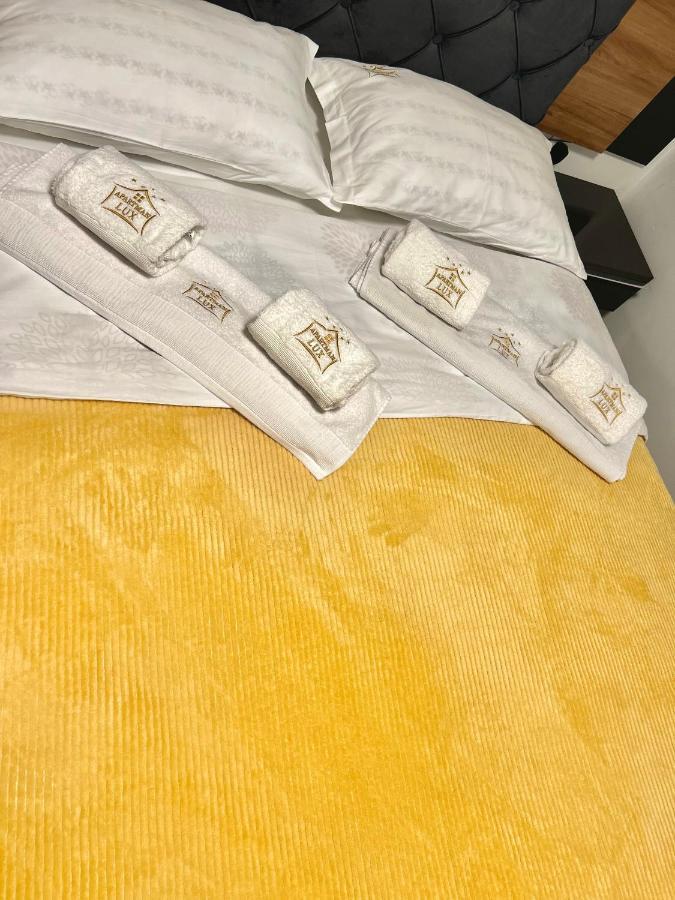 Apartman Lux-Besplatno Koriscenje Zasebne Garaze Sremska Mitrovica Eksteriør billede