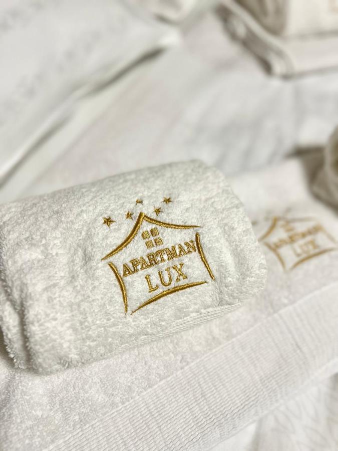 Apartman Lux-Besplatno Koriscenje Zasebne Garaze Sremska Mitrovica Eksteriør billede