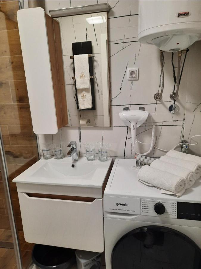 Apartman Lux-Besplatno Koriscenje Zasebne Garaze Sremska Mitrovica Eksteriør billede