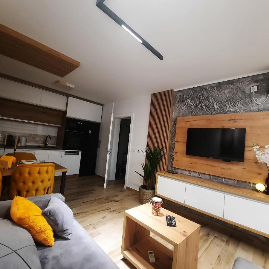 Apartman Lux-Besplatno Koriscenje Zasebne Garaze Sremska Mitrovica Eksteriør billede
