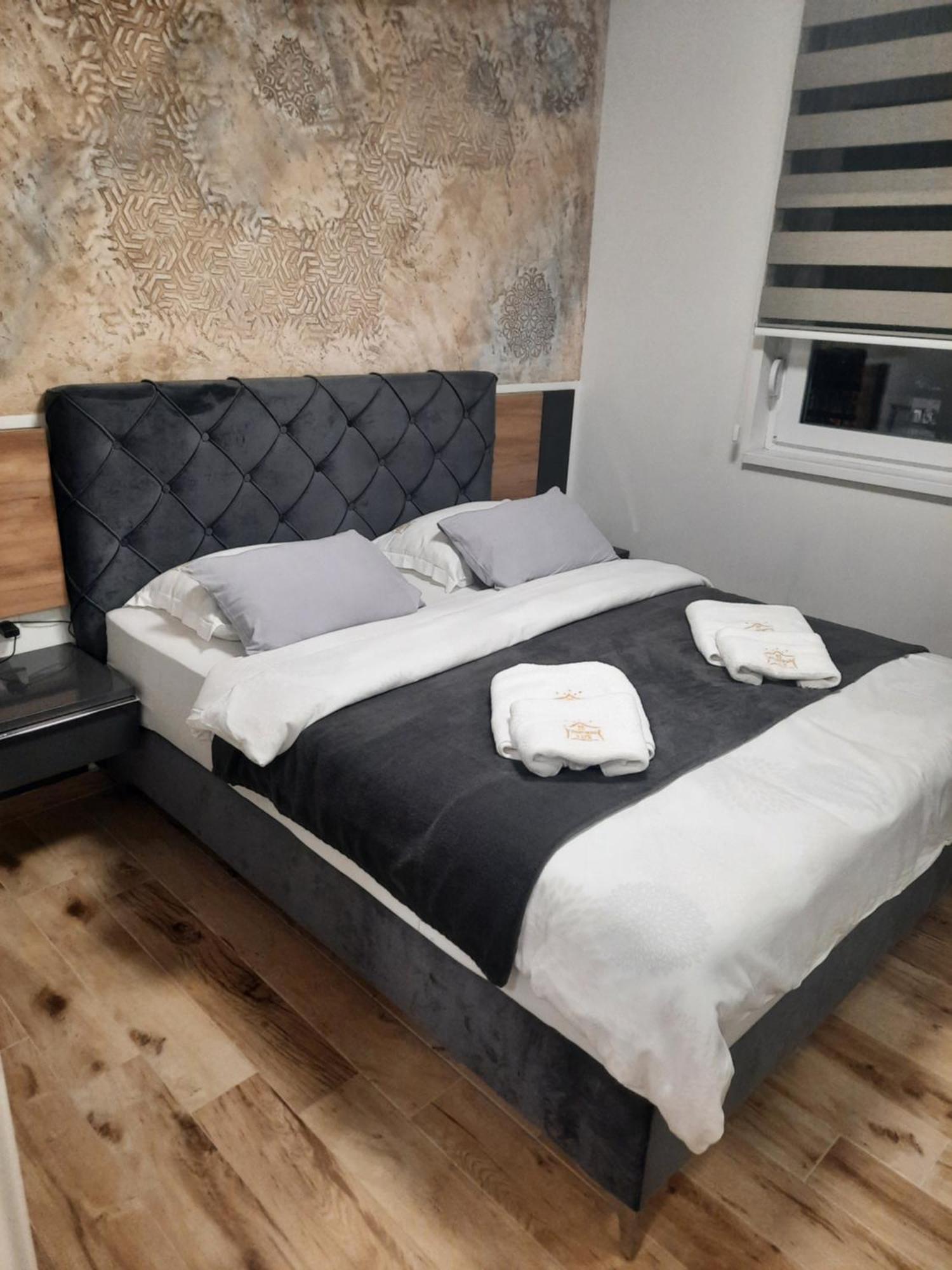 Apartman Lux-Besplatno Koriscenje Zasebne Garaze Sremska Mitrovica Eksteriør billede